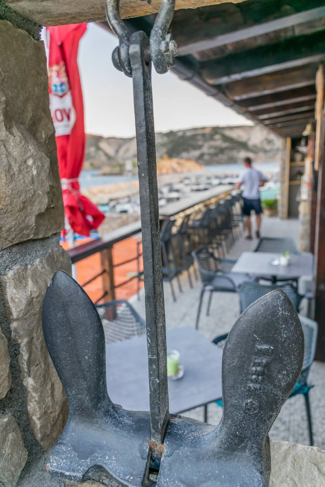 Detalj sidra na ulazu u beach bar