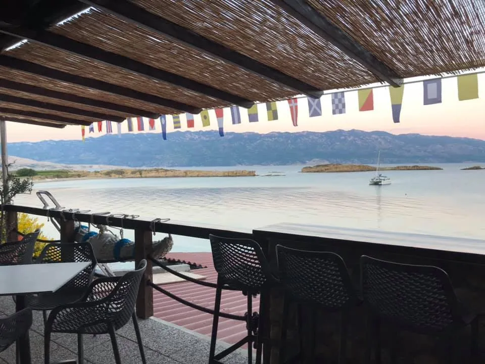 Pogled s terase beach bara na more i otoke