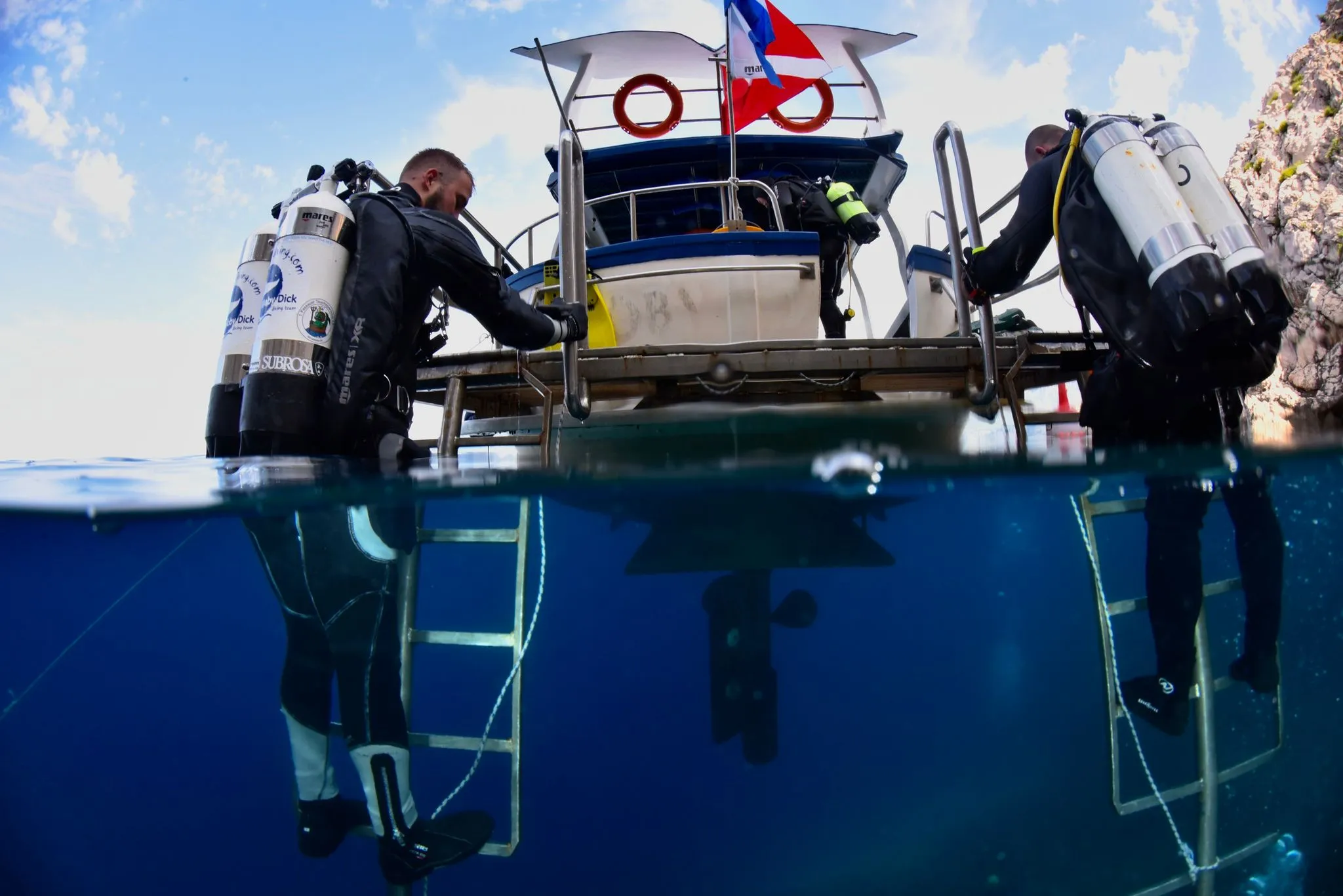 Dive boat stern platform and ladders